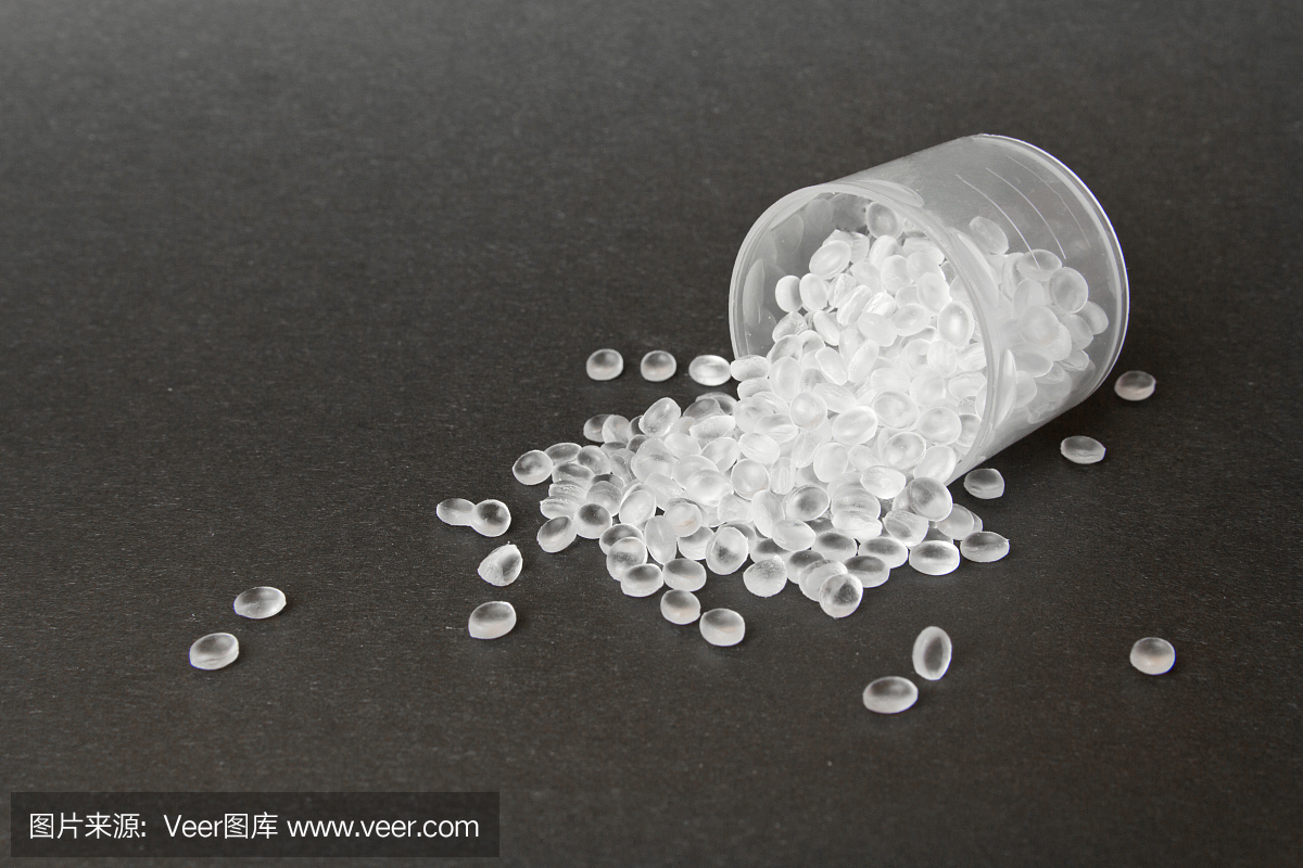 透明的聚乙烯顆粒。HDPE。塑料顆粒。塑料原料。